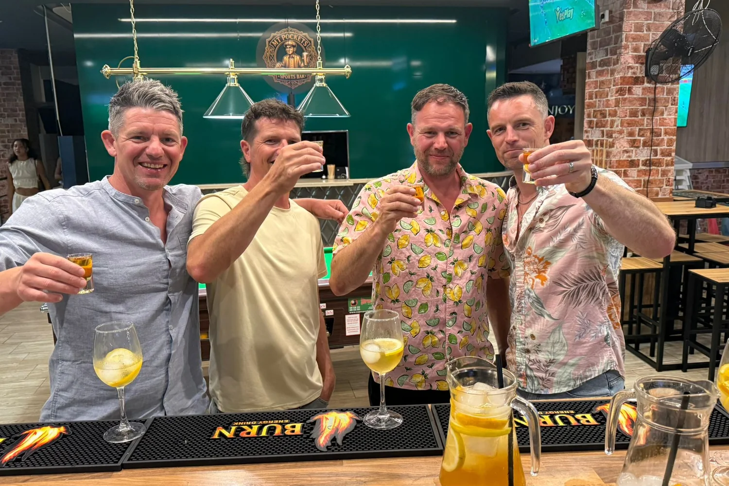 Ambiente del bar deportivo MT Pockets en Puerto Marina, Benalmádena