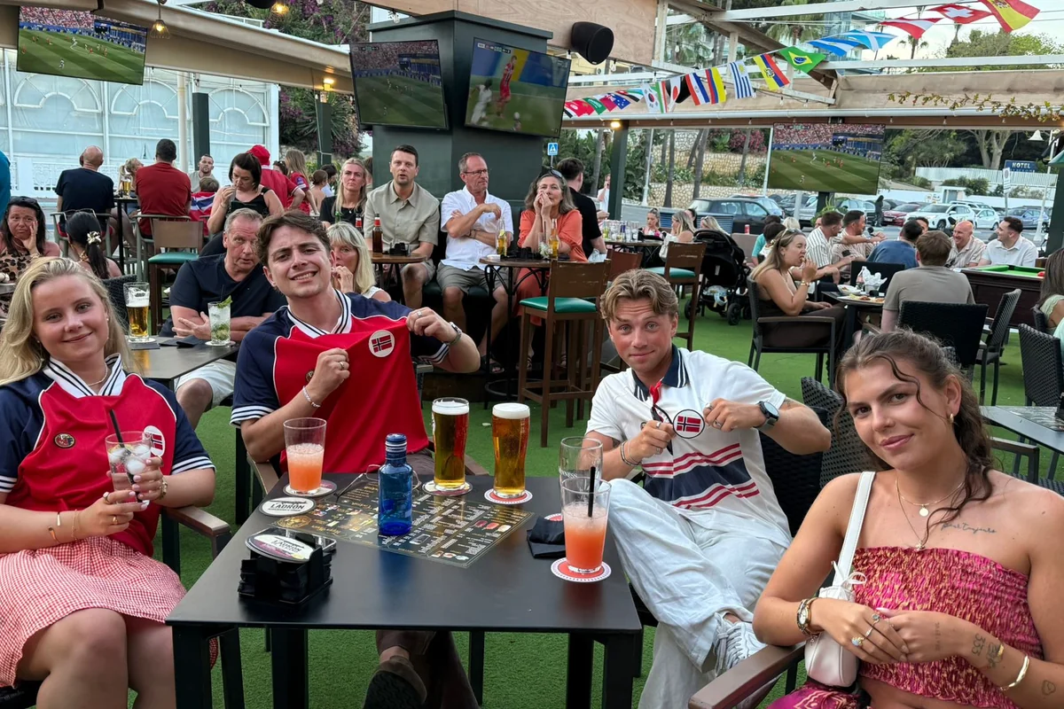 Bebidas en la terraza junto a la zona de juegos de MT Pockets, Puerto Marina